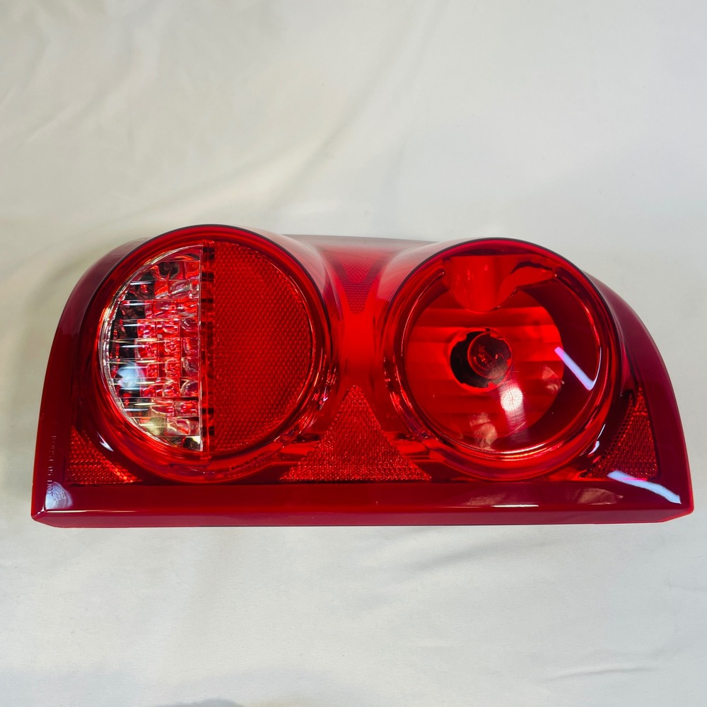 Eagle Eyes CS178-B000L 24V Driver-Side Tail Light Assembly‎ Red Dual Round Lens